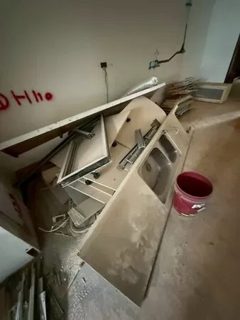 ▲▼民進黨立委召開記者會，要求推動定型化契約、公布爭議業者名單，以因應裝潢蟑螂層出不窮的現象。（圖／民進黨立委黃捷辦公室提供）