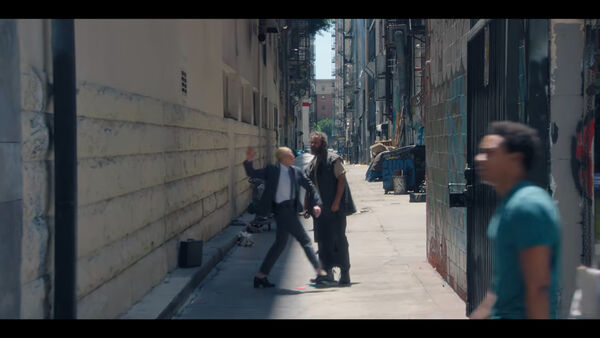 ▲凱特布蘭琪接班畫片人，街頭狂打流浪漢。（圖／翻攝自Netflix）