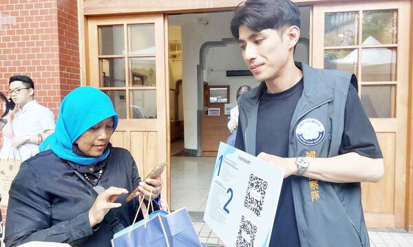 ▲桃園市府推出包括中文等六種語言版本性別暴力防治電子書，不少外籍人士以手機下載適合母語版本。（圖／桃市府新聞處提供）