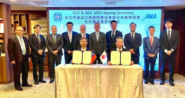 ▲IEAT理事長黃教漳(前排右)與JMA會長中村正己(前排左)代表簽署MOU。(後排左起) IEAT秘書長黃文榮、理事黃柏森、常務理事謝孟璋、副理事長許介立、副理事長林宏銘、監事會召集人苑竣唐、JMA專務理事小宮太郎、本部長富浦涉、台灣辦事處處長徐尚升、IEAT理事李啟銘等出席見證觀禮。（圖／IEAT提供）