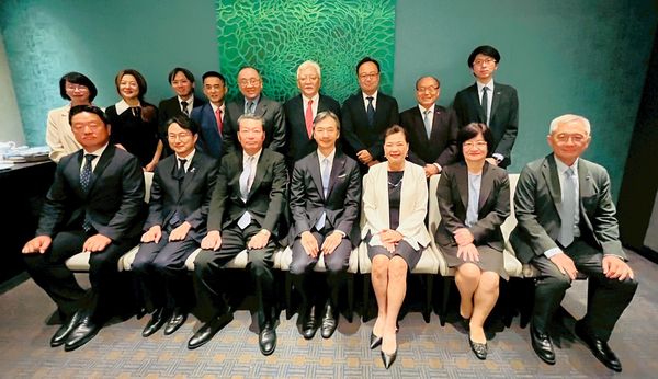 ▲IEAT理事長黃教漳(前排右4)率監事會召集人苑竣唐(前排右1)、IEAT理監事，與JMA會長中村正己(前排左3)、經濟部前部長王美花(前排右3)、日台交流協會副代表服部崇(前排左2)、國際貿易署主任秘書戴婉蓉(前排右2)、JMA小宮太郎專務理事(前排左1)等合影留念。（圖／IEAT提供）