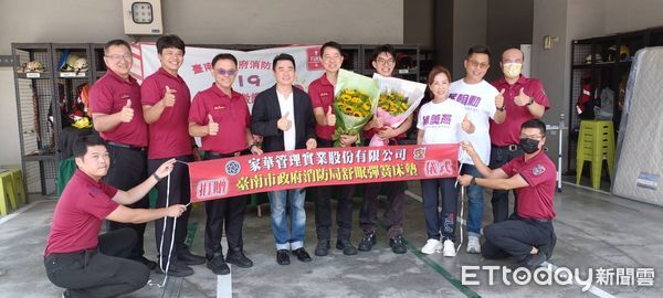 ▲家華管理實業股份有限公司捐贈舒眠床墊予消防第六大隊，由大隊長邱淵明代表受贈。（記者林東良翻攝，下同）