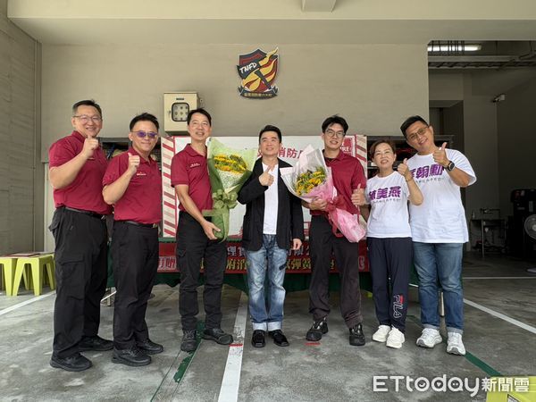 ▲家華管理實業股份有限公司捐贈舒眠床墊予消防第六大隊，由大隊長邱淵明代表受贈。（記者林東良翻攝，下同）