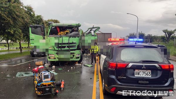 ▲▼高雄發生連環車禍，63歲聯結車駕駛搶救不治。（圖／記者吳奕靖翻攝）