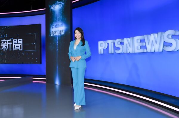 ▲公視新聞全新改版記者會（左起）公視新聞部經理屠乃瑋、主播涂恩晨、黃明明、公視總經理徐秋華、主持人彭志宇、主播黃姵涵。（圖／公視提供）