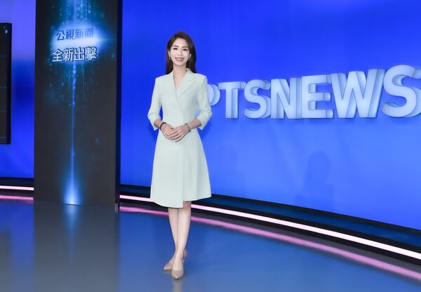 ▲公視新聞全新改版記者會（左起）公視新聞部經理屠乃瑋、主播涂恩晨、黃明明、公視總經理徐秋華、主持人彭志宇、主播黃姵涵。（圖／公視提供）