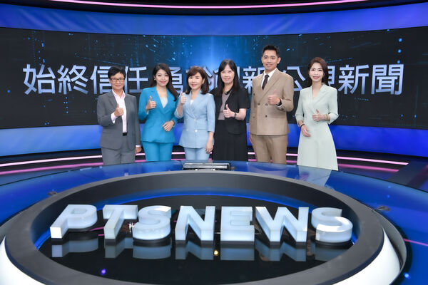 ▲公視新聞全新改版記者會（左起）公視新聞部經理屠乃瑋、主播涂恩晨、黃明明、公視總經理徐秋華、主持人彭志宇、主播黃姵涵。（圖／公視提供）