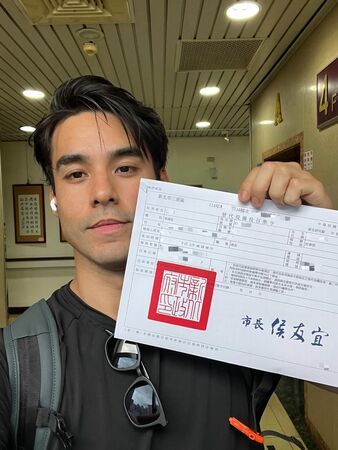 ▲戴凱文曬出召集令卻被酸當替代役貢獻少。（圖／翻攝自戴凱文Instagram、Threads）