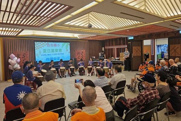 ▲大溪百吉國小師生和桃園榮家爺奶同樂