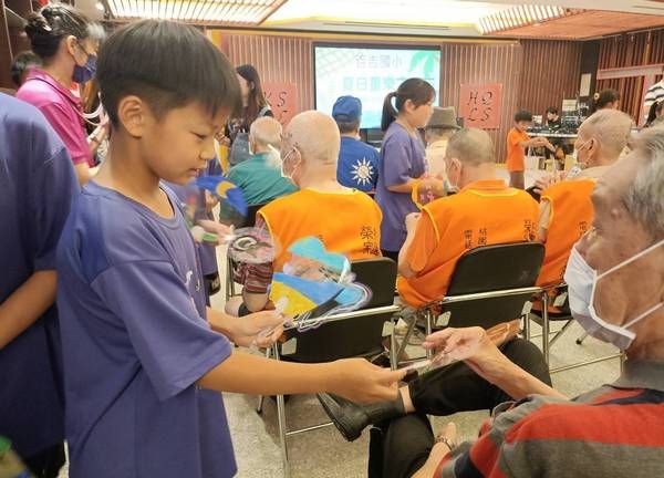 ▲大溪百吉國小師生和桃園榮家爺奶同樂