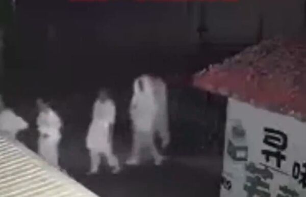 ▲廣州一群白衣人深夜詭異行走。（圖／翻攝自新京報）