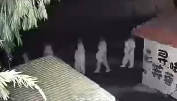 ▲廣州一群白衣人深夜詭異行走。（圖／翻攝自新京報）
