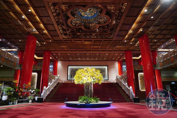 大廳中央「一棵開花的樹」是葉菊蘭請法國花藝師打造，以名詩、名畫為靈感，每季更換不同自然植栽。