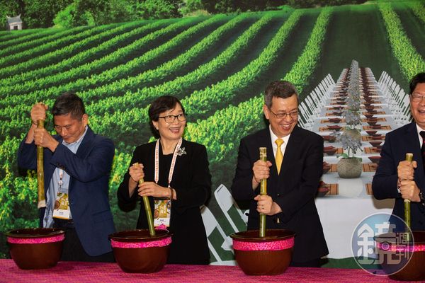 葉菊蘭擔任台灣觀光協會理事長時，經常親自出席美食展，推廣台灣觀光。（本刊資料照）