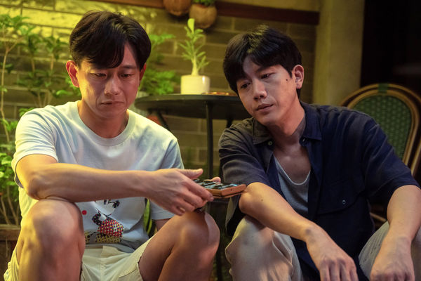 ▲楊貴媚在《喝酒吧!笨蛋》影集中與鮮肉小男友,經常一起去衝浪放閃。(圖/逆光電影提供)