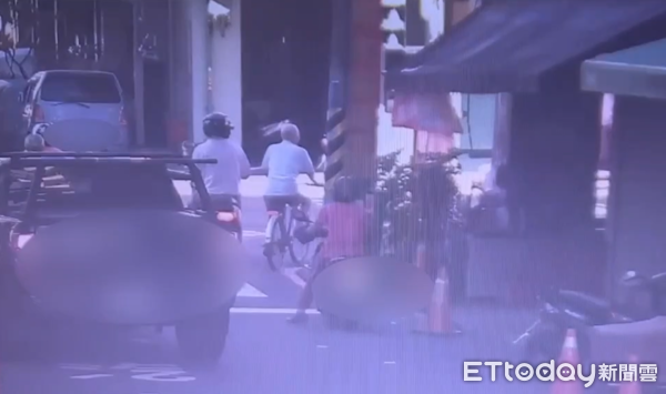 ▲▼高雄死亡車禍，單車阿北闖紅燈被撞飛身亡。（圖／記者吳世龍翻攝）