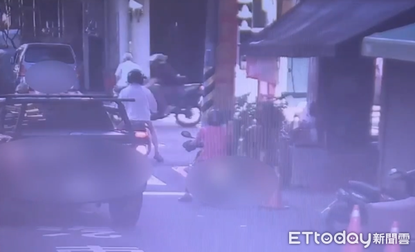 ▲▼高雄死亡車禍，單車阿北闖紅燈被撞飛身亡。（圖／記者吳世龍翻攝）