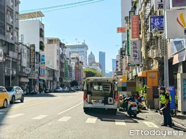 ▲▼高雄死亡車禍，單車阿北闖紅燈被撞飛身亡。（圖／記者吳世龍翻攝）