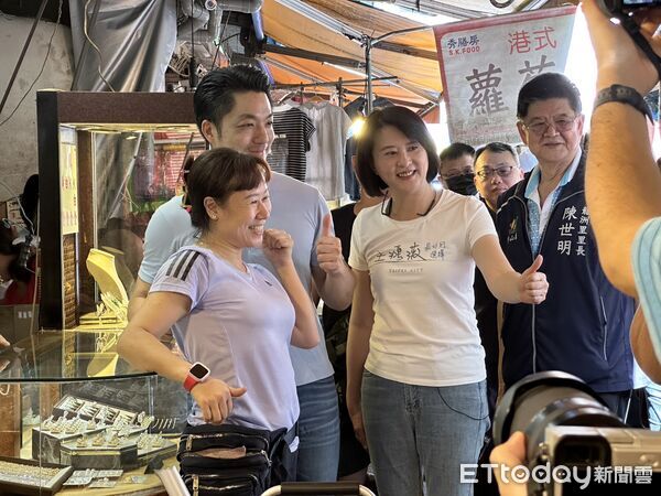 ▲▼    蔣萬安陪同王鴻薇掃街，宣傳726投下不同意罷免票 。（圖／記者崔至雲攝）