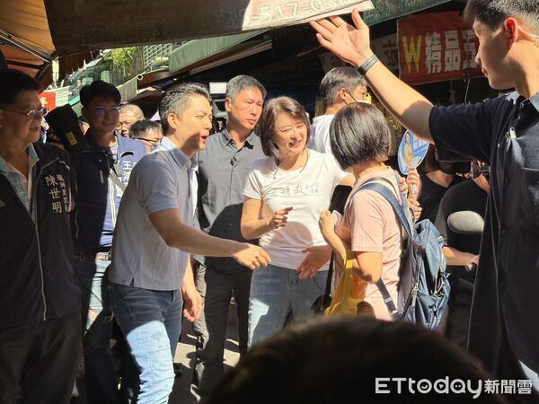 ▲▼    蔣萬安陪同王鴻薇掃街，宣傳726投下不同意罷免票 。（圖／記者崔至雲攝）