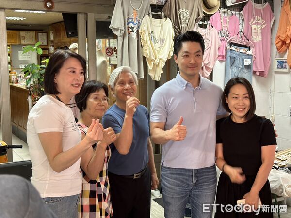 ▲▼    蔣萬安陪同王鴻薇掃街，宣傳726投下不同意罷免票 。（圖／記者崔至雲攝）