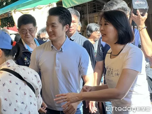 ▲▼    蔣萬安陪同王鴻薇掃街，宣傳726投下不同意罷免票 。（圖／記者崔至雲攝）