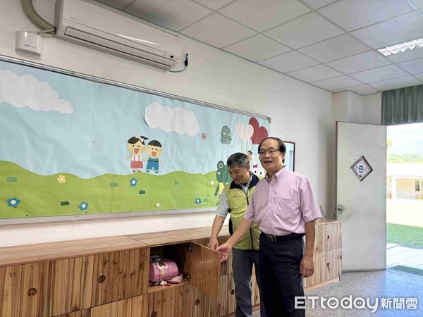 ▲▼國立東華附小導入300套以國產柳杉製成的課桌椅與書包收納櫃。（圖／花蓮分署提供，下同）