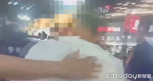 ▲▼瘋狂老人酒醉撞到人起口角，當街互毆還亮刀。（圖／記者邱中岳翻攝）