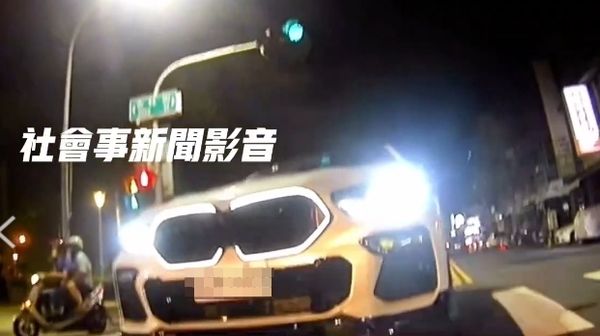 ▲▼BMW駕駛不滿重機在路中央待轉，一路逼車、攔車。（圖／翻攝自社會事新聞影音）