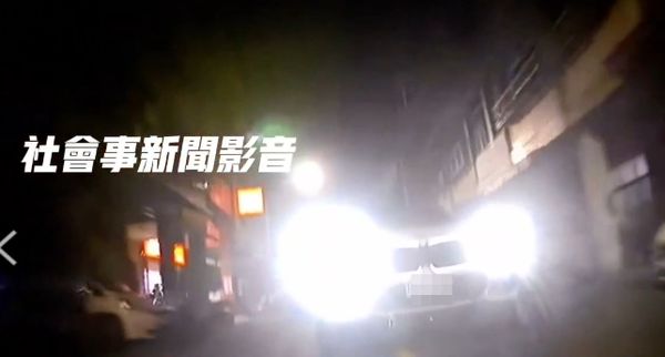 ▲▼BMW駕駛不滿重機在路中央待轉，一路逼車、攔車。（圖／翻攝自社會事新聞影音）