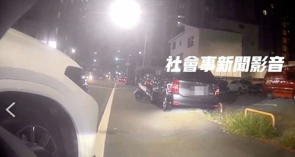 ▲▼BMW駕駛不滿重機在路中央待轉，一路逼車、攔車。（圖／翻攝自社會事新聞影音）