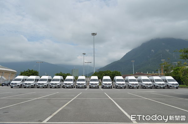 ▲▼亞德客有美公益慈善基金會再捐13輛復康巴士守護花蓮的弱勢族群。（圖／花蓮縣政府提供，下同）