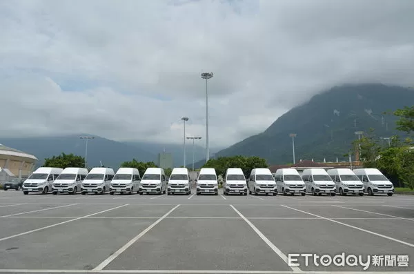 ▲▼亞德客有美公益慈善基金會再捐13輛復康巴士守護花蓮的弱勢族群。（圖／花蓮縣政府提供，下同）