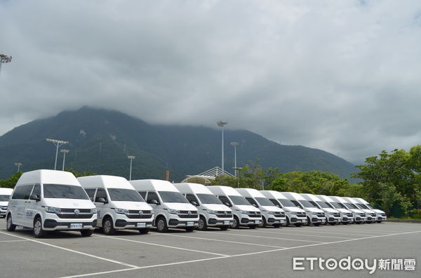 ▲▼亞德客有美公益慈善基金會再捐13輛復康巴士守護花蓮的弱勢族群。（圖／花蓮縣政府提供，下同）
