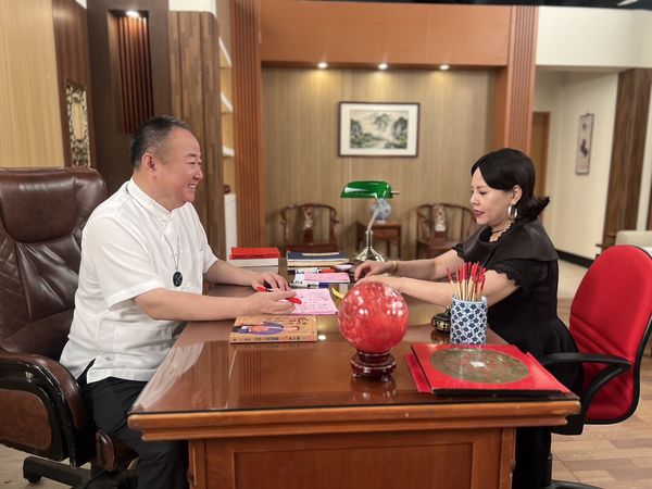 ▲命理大師謝沅瑾客串《好運來》，全是錦雯一手促成。（圖／民視提供）