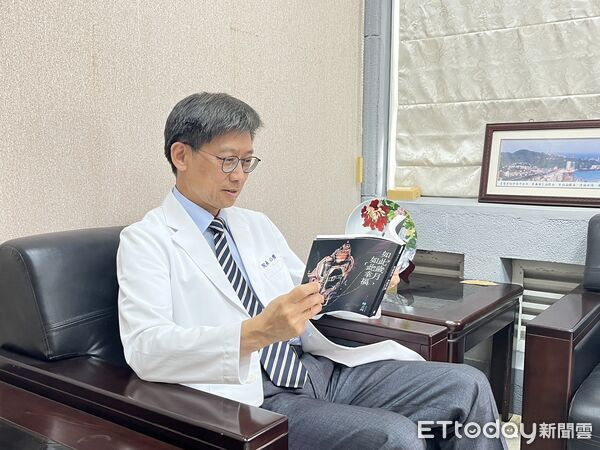 ▲陳文茜贈書傳遞生命力量。（圖／記者郭世賢翻攝）