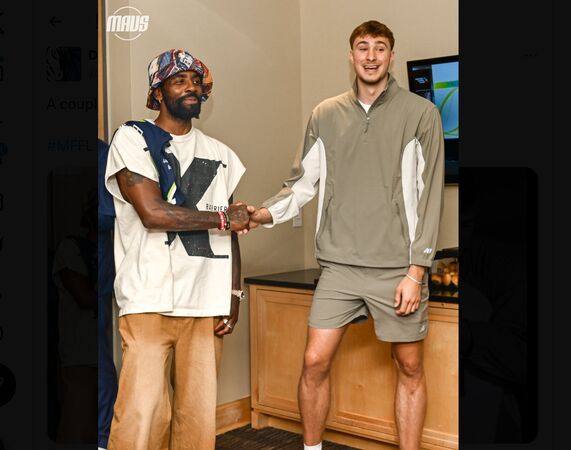 ▲▼新科NBA狀元弗拉格到飛翼主場觀戰，與杜克前輩厄文同框互動。（圖／翻攝自X／Dallas Mavericks）