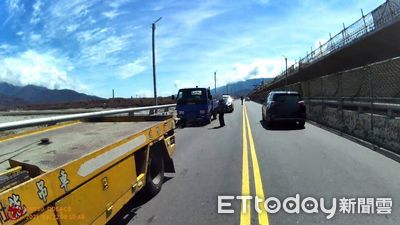 池上員警烈日下協助排除拋錨車 即時疏導車流