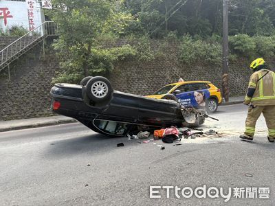 基隆翁「開車恍神」自撞分隔島！180度底朝天翻覆　受傷送醫