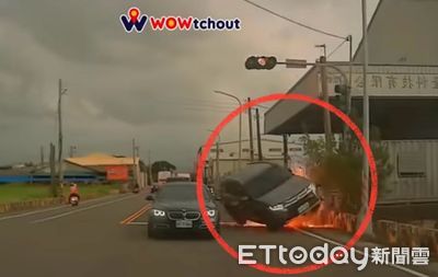 休旅車想超車BMW!對決變電箱炸出恐怖火光 再衝對向猛撞電桿