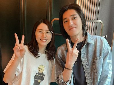 藍正龍同框「眼鏡妹小助理」!網驚認是日本國民女神…拍過台灣偶像劇