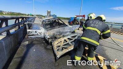 金門大橋首例火燒車！疑爆胎「撞路緣石」起火　燒到剩骨架畫面曝