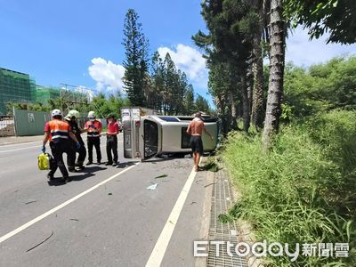 疑為閃貓自撞路樹！澎湖廂型車翻覆　1女慘困車內