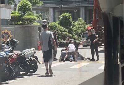 大巨蛋旁刑事局門口爆鬥毆 司機開車門撞騎士「2人當街互K」