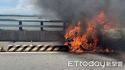 行經金門大橋爆胎！打滑自撞分隔島起火燃燒　車全毀剩骨架畫面曝