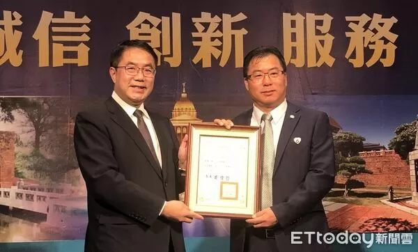 ▲台南市商業會理事長宋俊明（右）表示，他一秉初衷，不畏險阻，一肩扛下市商會興衰成敗之責，也籲請會員團結一致為台南商業會奉獻心力。（圖／記者林東良翻攝，下同）