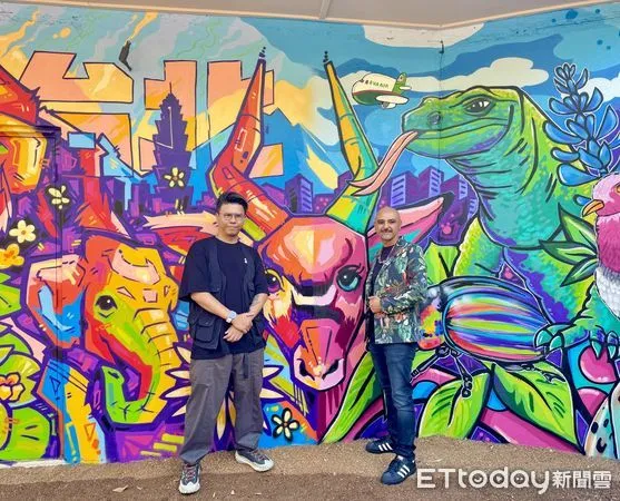 ▲▼休士頓畫家GONZO247（右）與台北潮流藝術家BOUNCE（左）於休士頓動物園合作「I♡HOU & I♡YOU系列二」作品。（圖／記者周湘芸攝）