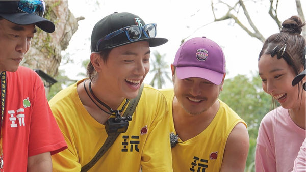 ▲阿弟慘摔Mei怒吼「誰欺負我老公？」。（圖／綜藝玩很大）