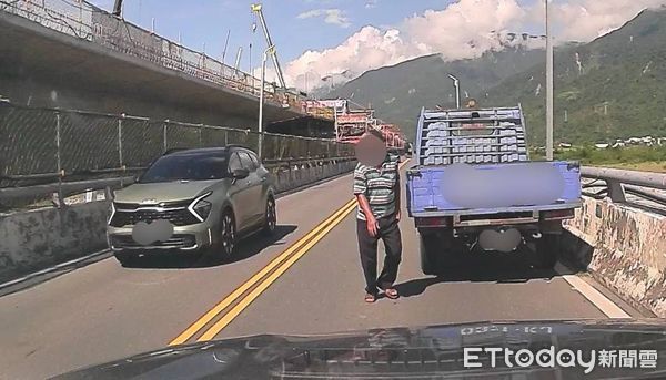 ▲小貨車在池上大橋施工路段南下車道拋錨。（圖／記者楊晨東翻攝）