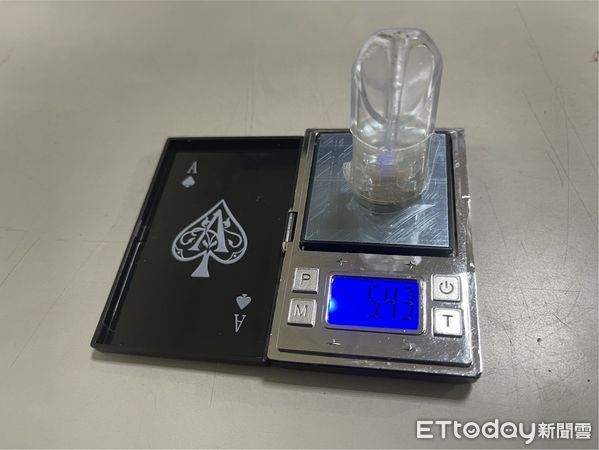 ▲王男毒駕追撞高女，遭警方搜出毒煙彈被強制逮捕。（圖／記者陸運陞翻攝）